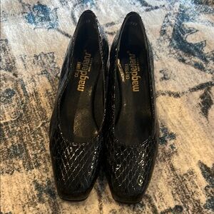 California Magdesians Women's Black Loafers
